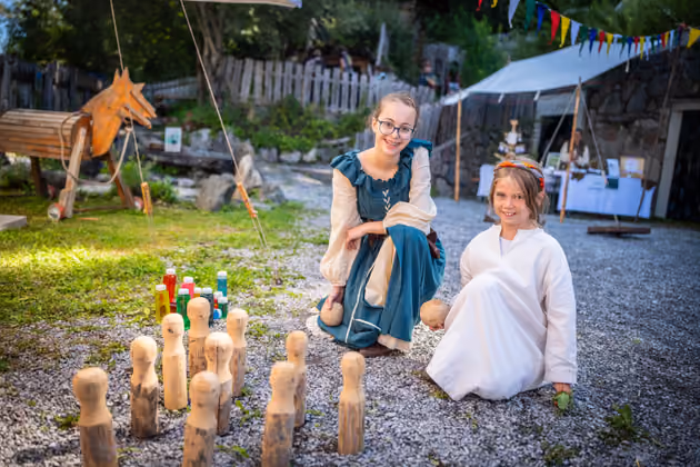 Elisa und Helena fanden Kegeln wie im Mittelalter ziemlich cool.