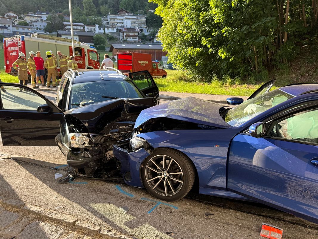 Gleich zwei schwere Autounfälle an einem Abend in Vomp: Sechs Verletzte