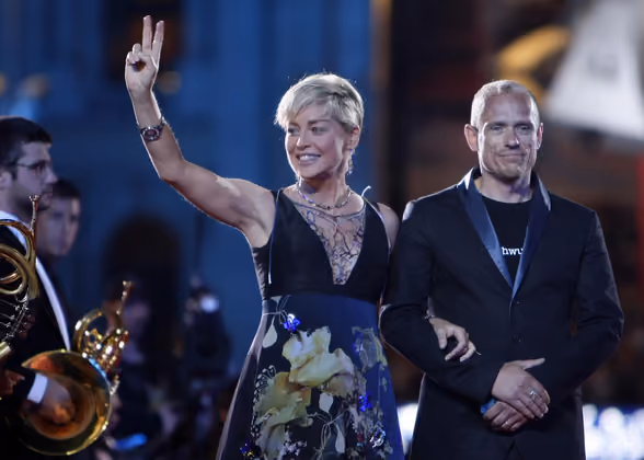 Beim Life Ball 2008 gab es ein Wiedersehen mit Sharon Stone. Hier mit Organisator Gery Keszler auf dem Wiener Rathausplatz.