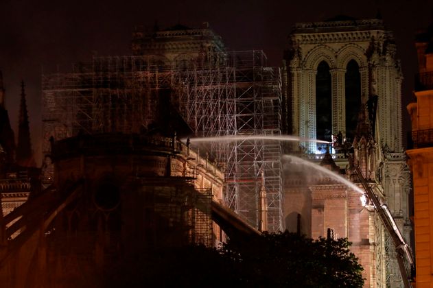 Die ganze Nacht ist die Pariser Feuerwehr unermüdlich damit beschäftigt, möglichst viel von Notre-Dame zu retten.