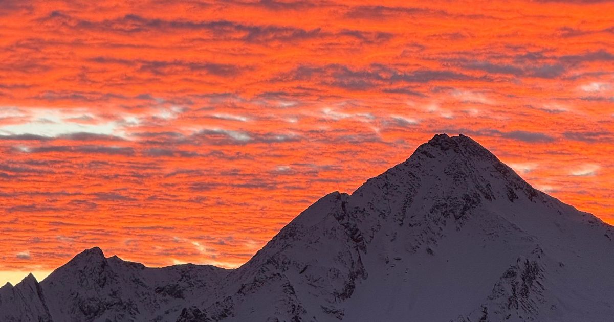 Gl-hender-Himmel-ber-Tirol-Wir-suchen-die-sch-nsten-Morgenrot-Fotos