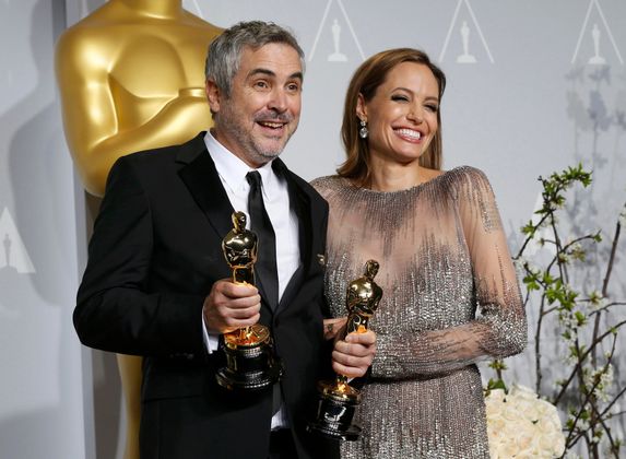 Alfonso Cuaron hielt am Ende zwei der sieben Oscars für Gravity selbst in der Hand. Nach der Auszeichnung für den besten Schnitt bekam er die Statue als bester Regisseur zuerkannt. Angelina Jolie hatte sie ihm mit Sidey Portier überreicht.