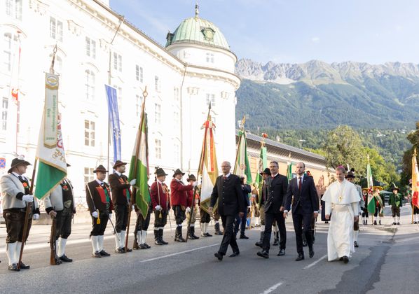 Landesüblicher Empfang am Hohen Frauentag – Abschreiten der Front, v. l.: LH Anton Mattle, Südtirols LH Arno Kompatscher, Staatssekretär Florian Tursky und Abt Leopold Baumberger.