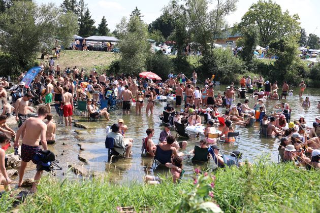 ABD0038_20230817 - ST. P÷LTEN - ÷STERREICH: ZU APA0148 VOM 17.8.2023 - Besucher des Frequency Festivals in der Traisen in St. Pˆlten am Donnerstag, 17. August 2023. Rund 150.000 erwartete Besucherinnen und Besucher werden ab heute drei Tage lang mit Kl‰ngen aus den diversesten Genres begl¸ckt. - FOTO: APA/FLORIAN WIESER