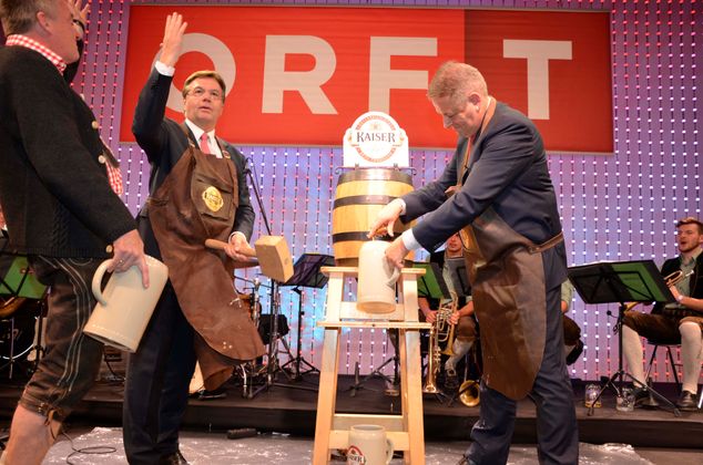 Mit dem traditionellen Bierfassanstich, heuer von LH Günther Platter, wurde die 83. Herbstmesse eröffnet. Minister Rupprechter (r.) und Matthias Gurschler (l.; Brau Union) assistierten dabei perfekt.