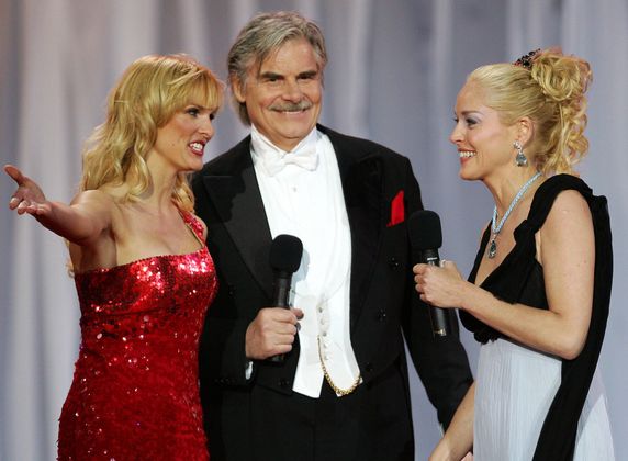 Beim Life Ball 2006: Moderatorin Sonya Kraus und Schauspieler Peter Simonischek mit Hollywood-Star Sharon Stone.