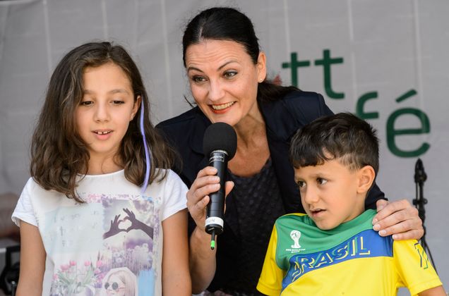 Die Glücksengerln beim Gewinnspiel: Ayleen und Sinan. Margit Bacher (Mitte) führte mit viel Charme durch den Vormittag.