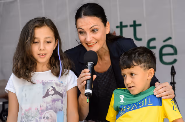 Die Glücksengerln beim Gewinnspiel: Ayleen und Sinan. Margit Bacher (Mitte) führte mit viel Charme durch den Vormittag.