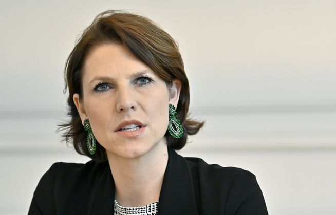 „Ich war die erste Ministrantin meines Heimatortes. Meine Mutter hat in einer erzbischöflichen Schule unterrichtet." Europaministerin Karoline Edtstadler (ÖVP) will für das Kreuz in Spitälern kämpfen.