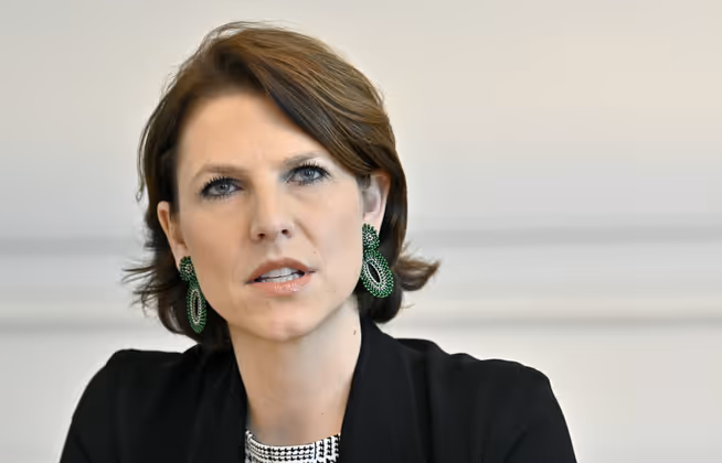 „Ich war die erste Ministrantin meines Heimatortes. Meine Mutter hat in einer erzbischöflichen Schule unterrichtet." Europaministerin Karoline Edtstadler (ÖVP) will für das Kreuz in Spitälern kämpfen.