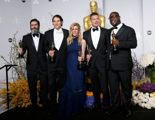 Freude auch hinter der Bühne: Die Produzenten Anthony Katagas, Jeremy Kliner, Dede Gardner, Brad Pitt und Steve McQueen (v.l.).