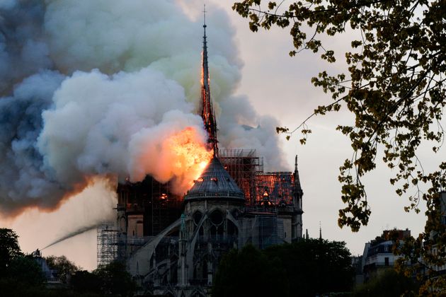 Die Flammen schießen den Turm des Wahrzeichens von Paris empor.