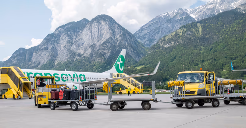 Das Gepäck wird zum  Flugzeug gebracht und reist dort im Bauch des Flugzeugs (Frachtraum) mit. Damit nichts falsch eingeladen wird, hat jedes Gepäckstück am Check-In einen Anhänger bekommen.