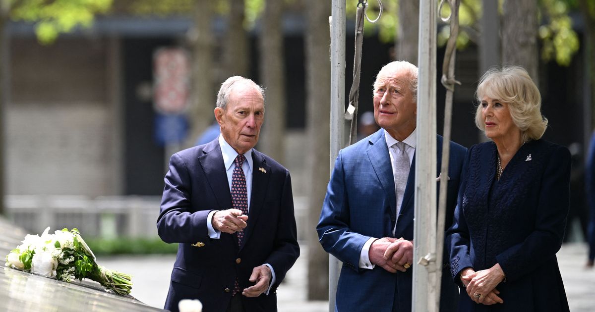 K-nig-Charles-III-und-seine-Frau-Camilla-gedenken-der-Opfer-des-11-September