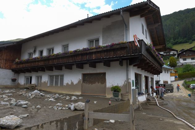 Teilweise musste Schlamm und Geröll aus Häusern geschafft bzw. gepumpt werden.