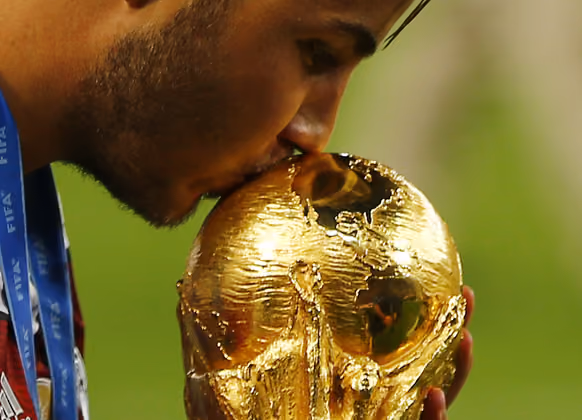 Von Gold-Torschütze Mario Götze gab es für den WM-Pokal noch ein Küsschen.