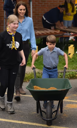 Prinz Louis schob allein die Schubkarre.