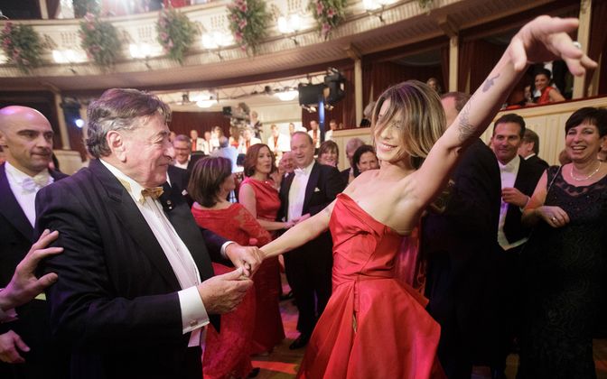 Die Italienerin hatte offenbar Spaß. Wenig später machte sich aber die Corsage ihres Kleides selbstständig - Busenblitzer inklusive