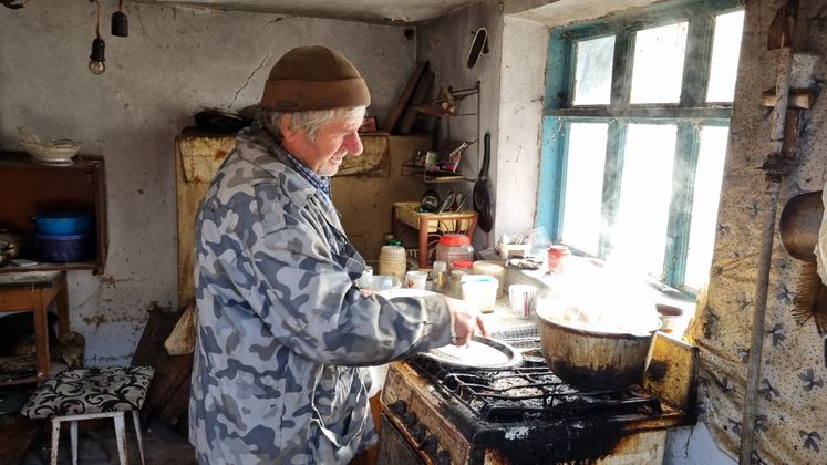 Heute gibt es Suppe, mit Resten von Hühnerfleisch. Geschlachtet wurde dafür ein Huhn aus dem eigenen Garten.