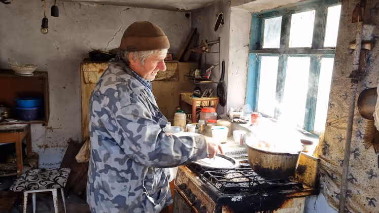 Heute gibt es Suppe, mit Resten von Hühnerfleisch. Geschlachtet wurde dafür ein Huhn aus dem eigenen Garten.