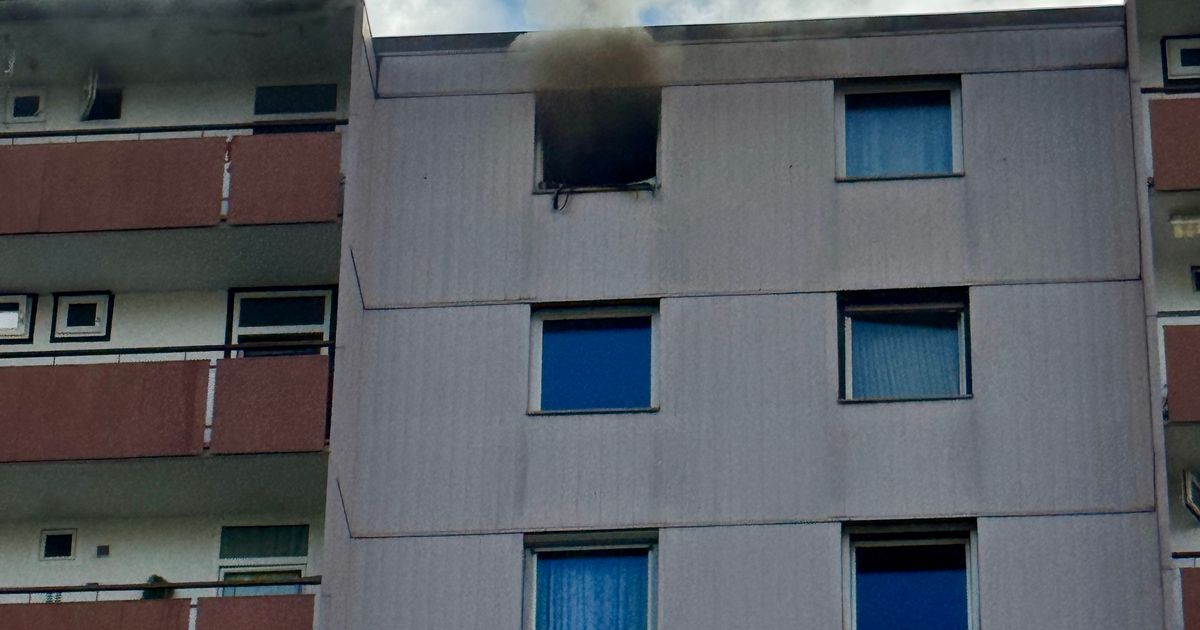 Rauchschwaden-aus-Fenster-Brand-in-einem-Mehrparteienhaus-in-Innsbruck