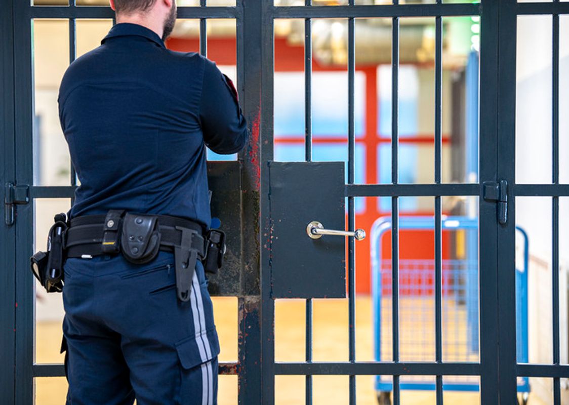 Gefängnisse viel zu voll: Justizministerin Sporrer setzt auf mehr Entlassungen