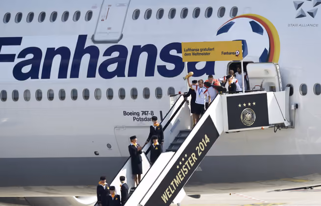 Mit rund einstündiger Verspätung landete am Dienstag der Flieger der deutschen Nationalmannschaft in Berlin Tegel.