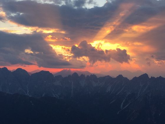 Der Sonnenuntergang von der Serles aus.