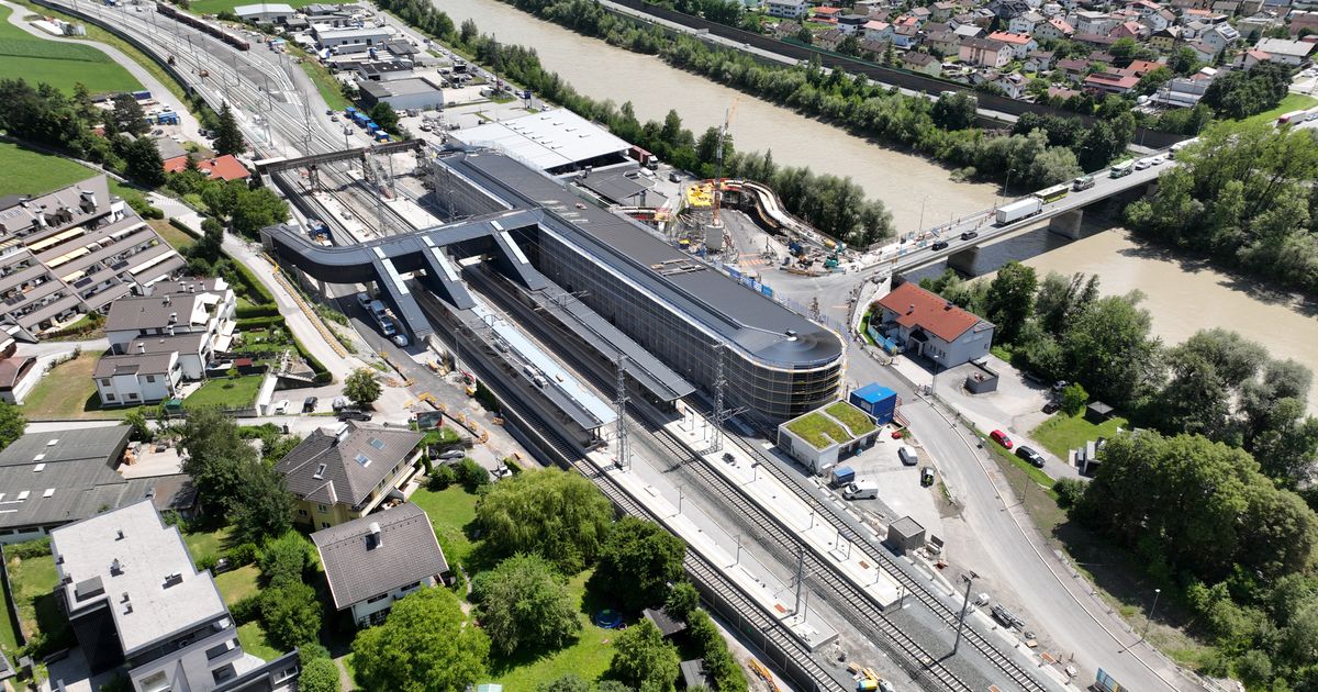 Aufsehen-erregendes-Bauwerk-BB-ffnen-neuen-Steg-am-Bahnhof-Fritzens-Wattens