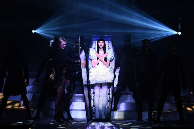 Ein Model steckte Gaultier bei seiner Abschiedsshow sogar in einen Sarg.