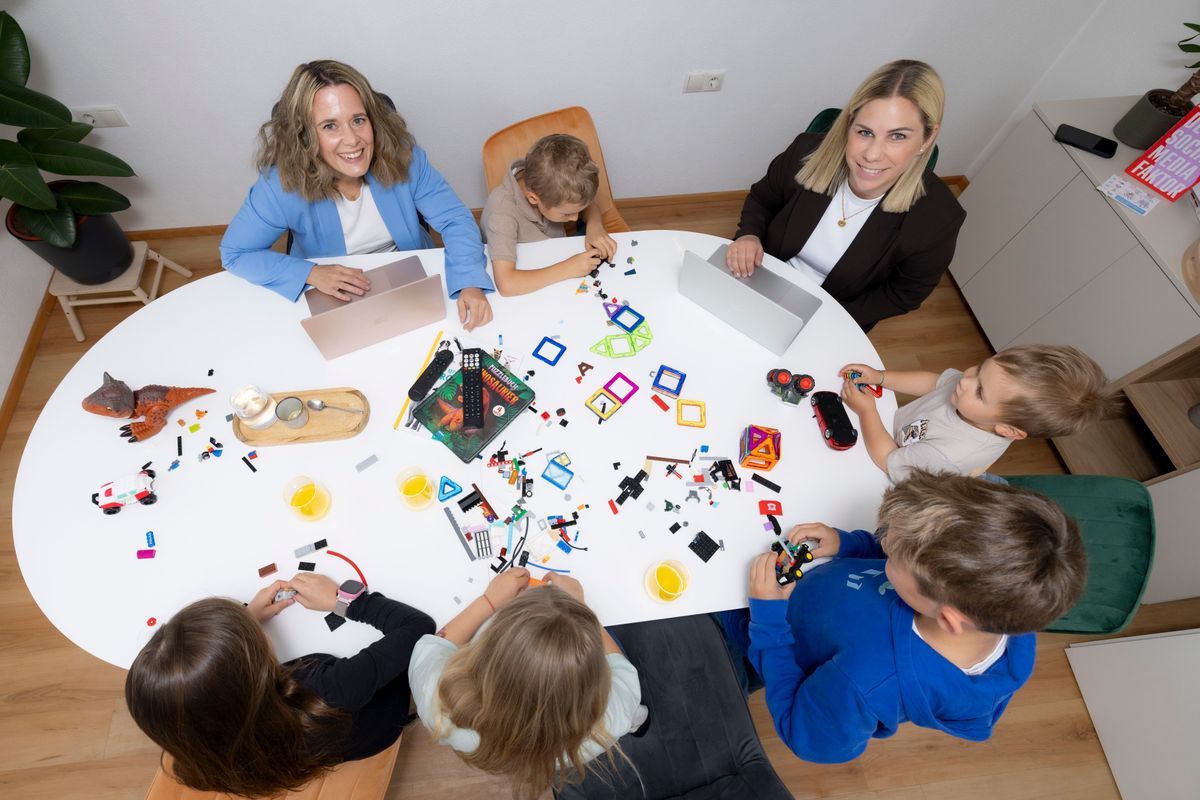 So geht Online-Marketing in Tirol: Zwei Mamas, zwei Firmen, ein Büro