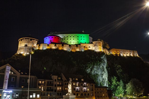 Eindrucksvoll: Die Kufsteiner Festung in den Regenbogenfarben des WM-Trikots.