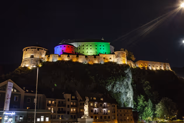 Eindrucksvoll: Die Kufsteiner Festung in den Regenbogenfarben des WM-Trikots.