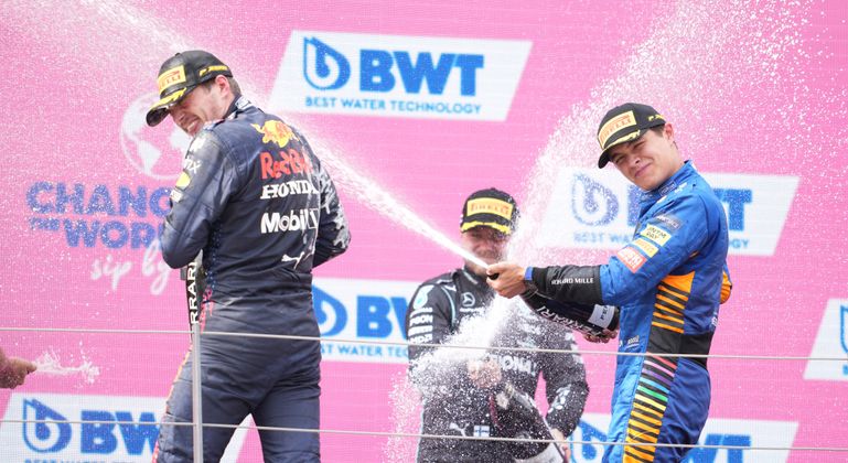 Anschließend ließen die Top3 die Korken knallen.