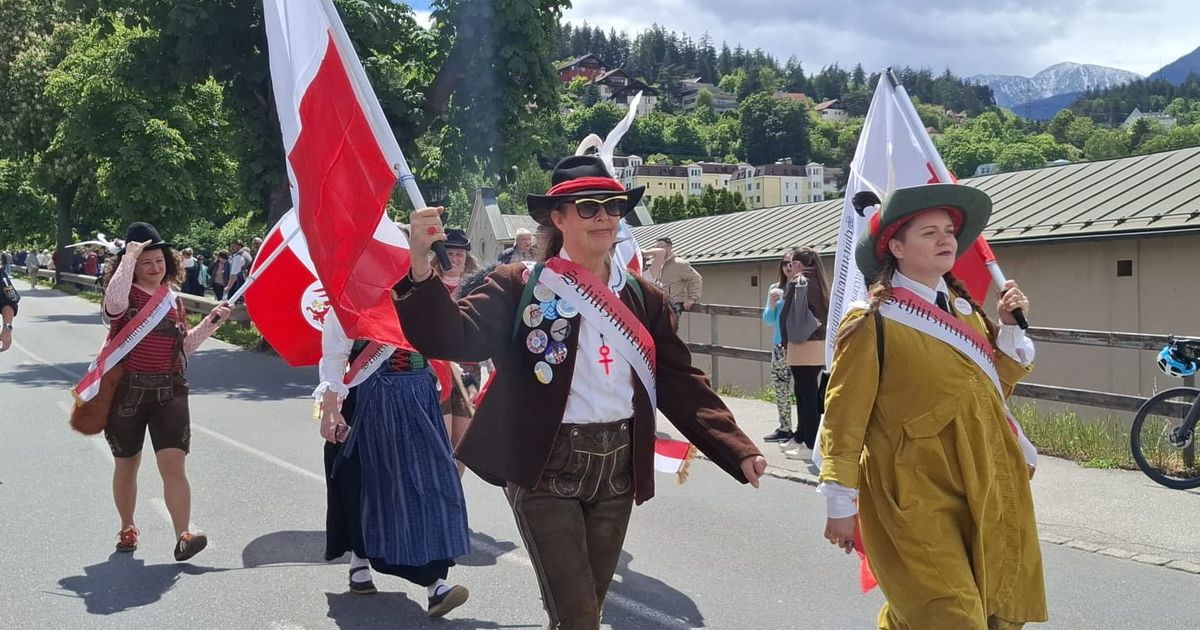 Sch-tzen-statt-schie-en-Warum-eine-Gruppe-Frauen-beim-Alpenregionsfest-f-r-Wirbel-sorgte