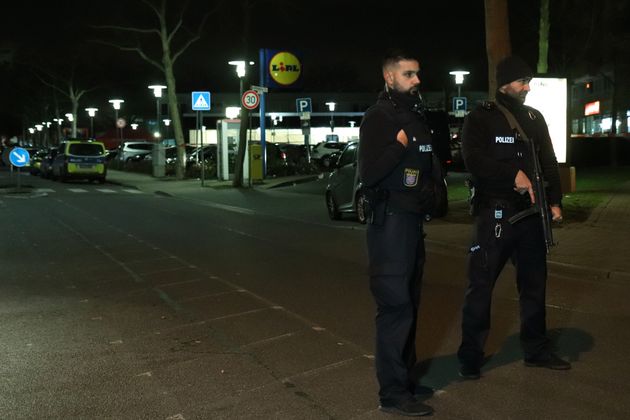 Augenzeugen zufolge soll der Täter in beiden Bars einfach in die Menge geschossen haben.