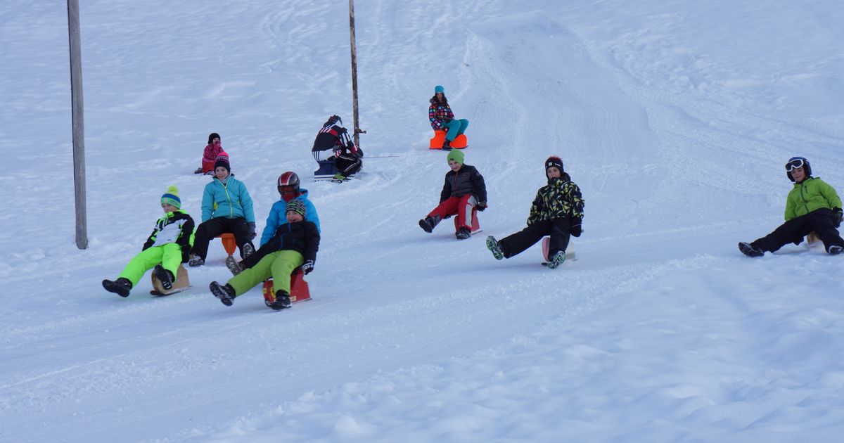 Auf-einer-Kufe-rasant-ins-Tal