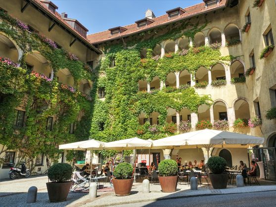 Gastgarten im wunderschön blühenden  Rathaus in Schwaz.