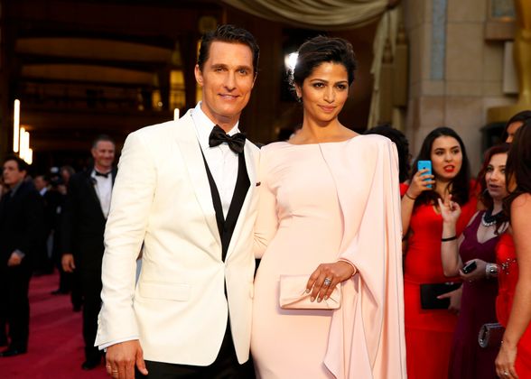 Top: Mit Matthew McConaughey trug auch der „beste Hauptdarsteller“ oben Weiß. Im Bild mit Ehefrau Camila Alves.
