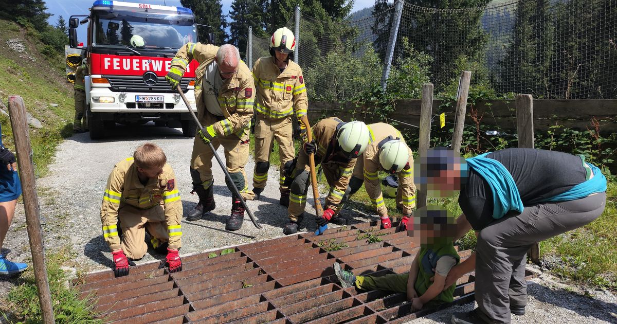 Feuerwehr-musste-in-S-ll-ausr-cken-Bub-5-steckte-in-Weiderost-fest
