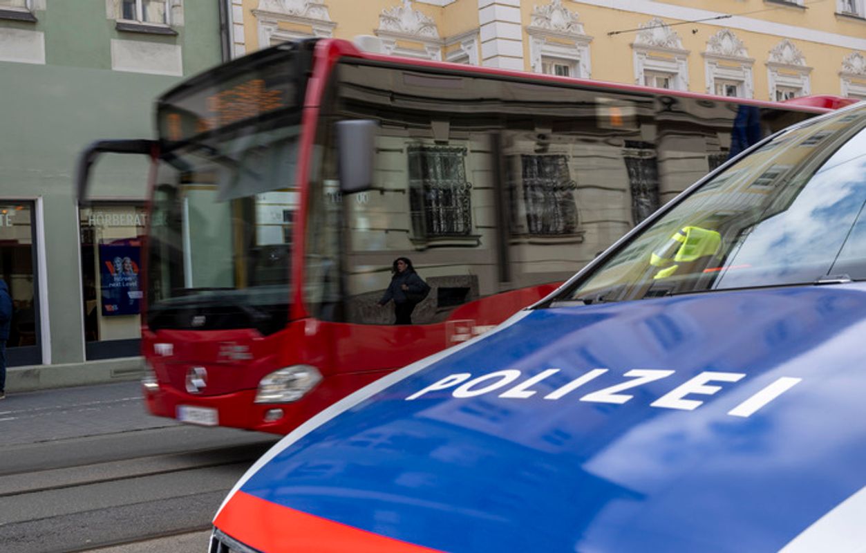 Betrunkene kletterten auf Innsbrucker Linienbus, Lenker sah rot