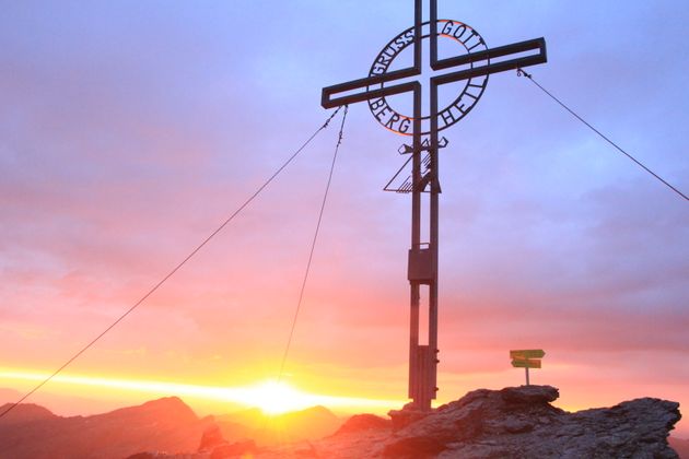 Sonnenaufgang am Grünbergspitz (2790 m) in Navis.