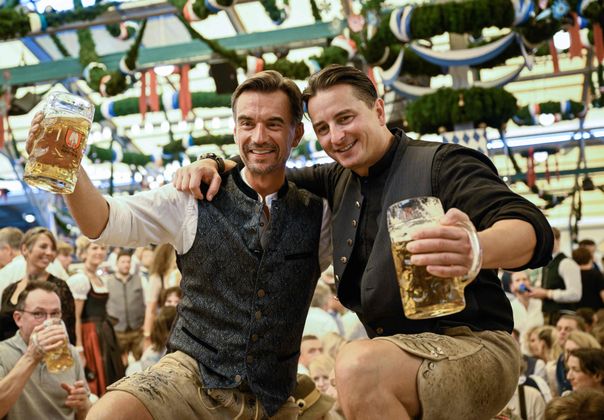 Freuen sich auf ihr Bier: Florian Silbereisen (l.) und Andreas Gabalier beim Münchner Oktoberfest 2023.