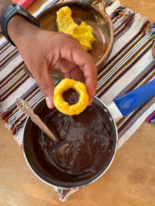Für die Nachspeise werden pürierte Kochbananen zu Knödeln geformt und gefüllt, die restliche Fülle wird dazu serviert.