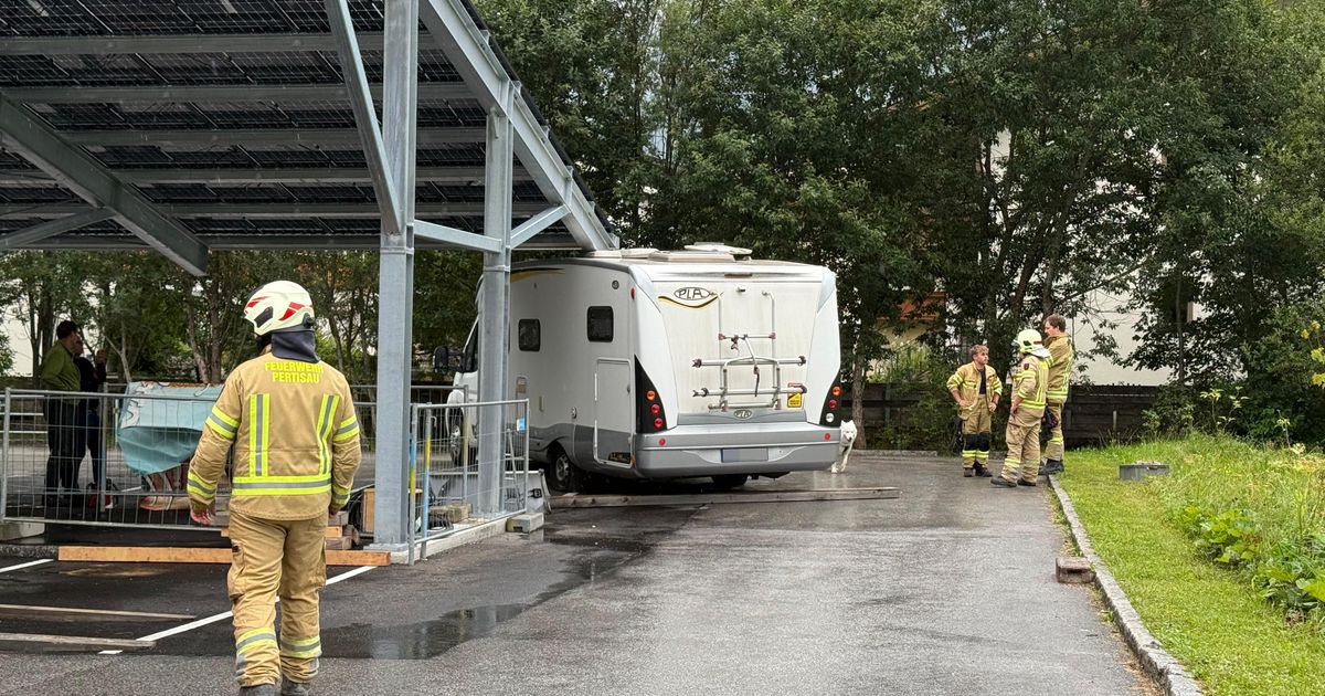Motorhome got stuck under photovoltaic system at Lake Achensee