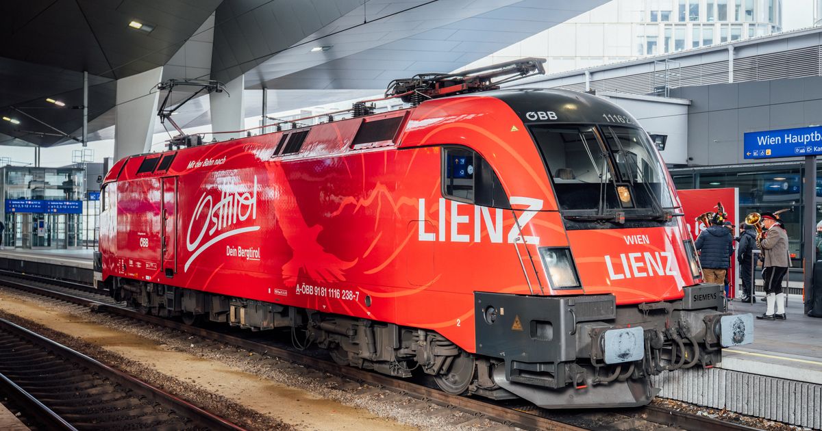 Loktaufe-mit-Zugkraft-in-Wien-Osttirol-Lokomotive-nimmt-Fahrt-auf