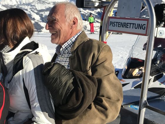 Auch der "Rote Bulle" Didi Mateschitz hatte sichtlich Spaß im Kitzbüheler Schnee.