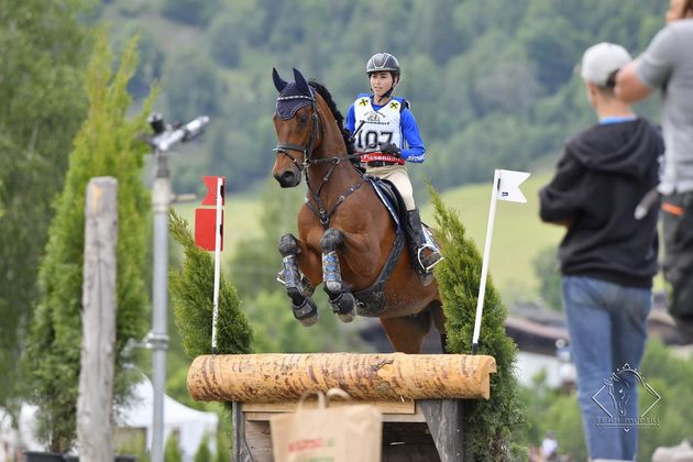 Alexandra Fuchs galoppiert auf ihrem Wallach „Im Glück“ zum Meistertitel.