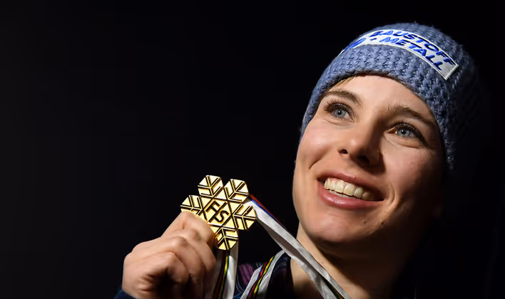 "Ich bin eigentlich nicht auf die Papp'n gefallen, habe immer einen Spruch. Bei mir läuft der Schmäh, aber heute ist es schwer." Nicole Schmidhofer war nach dem Gold-Gewinn im Super-G fast sprachlos.