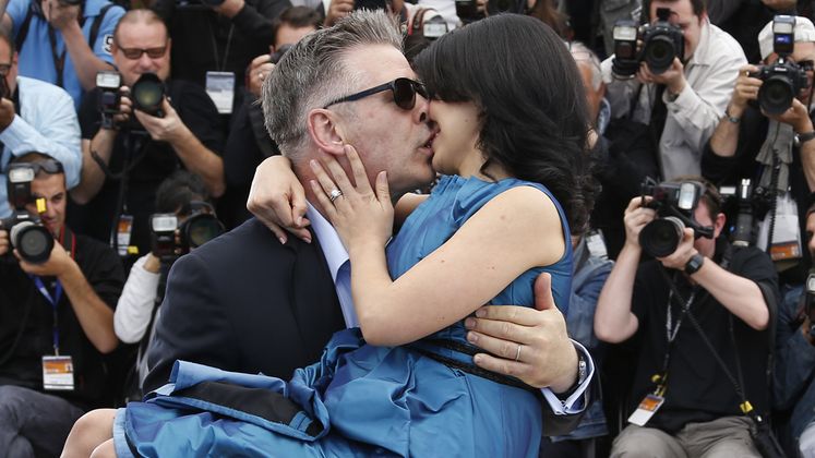 Alec Baldwin trug 2013 seine damals schwangere Ehefrau Hilaria Thomas in Cannes auf Händen - und einen Kuss gab's noch dazu.